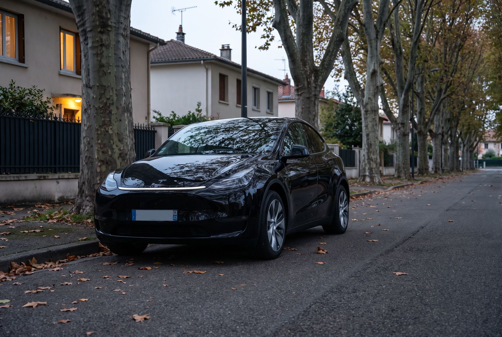 SUV électrique récent, carrosserie sombre, sur une route de l'Ouest lyonnais
