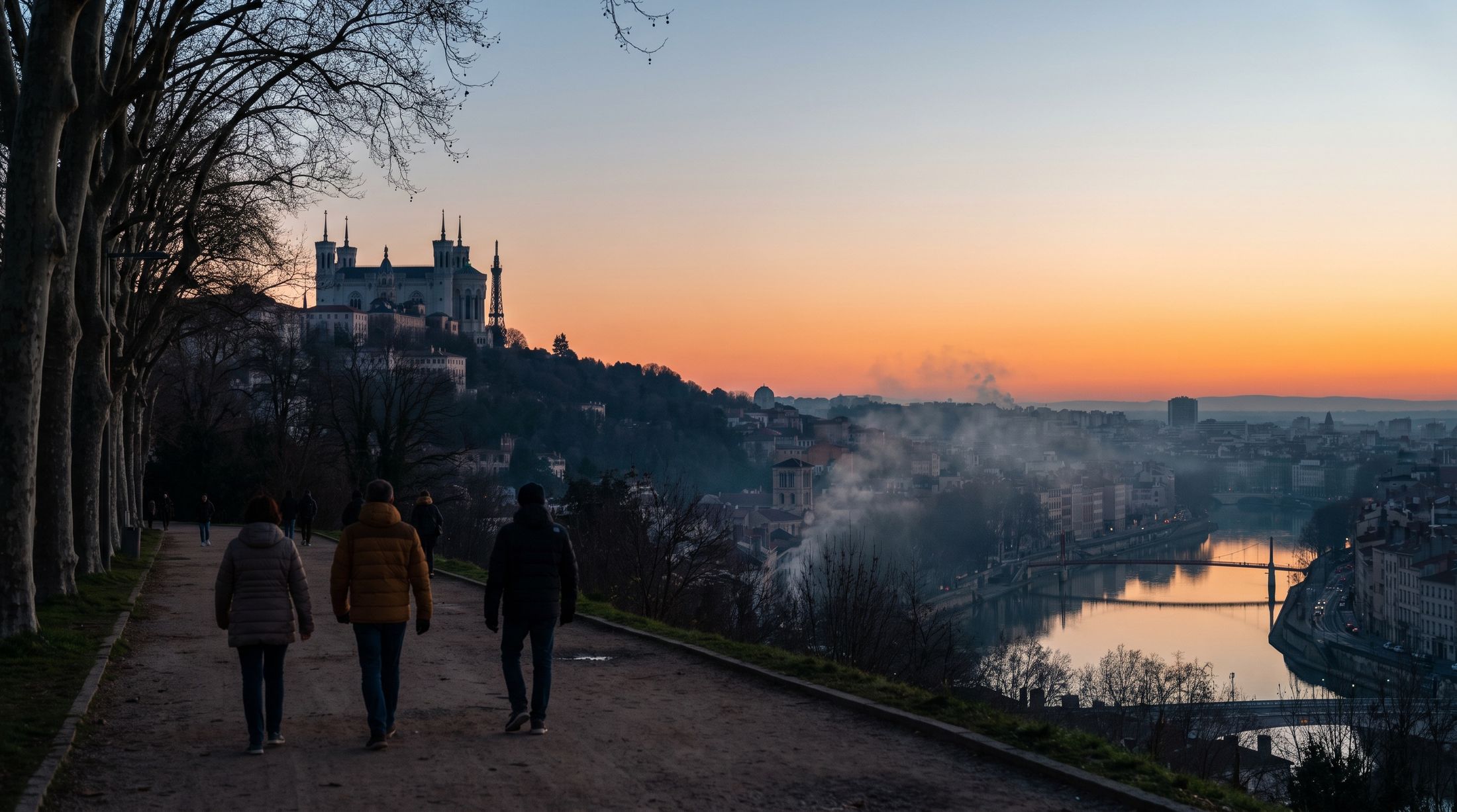 Vue de Lyon et de la basilique de Fourvière depuis les hauteurs de l'Ouest lyonnais, au lever du jour